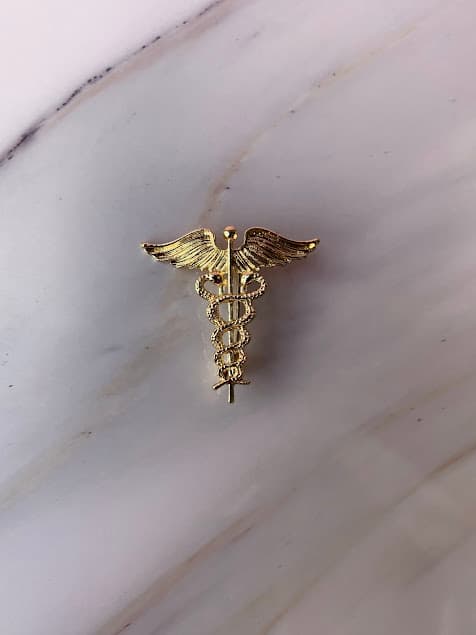 Broche de medicina